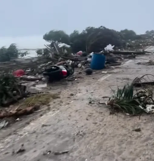 蘭嶼冷泉遭颱風肆虐，現場宛如被轟炸般。（圖／Threads網友@lanyu_110_bar提供）