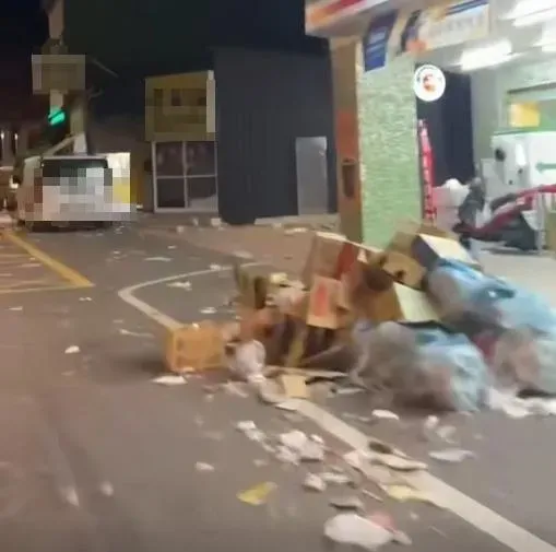 煙火活動結束後,現場街道留下大量垃圾,彷彿世界末日。(圖/翻攝自臉書社團「●【爆料公社二社】●」)