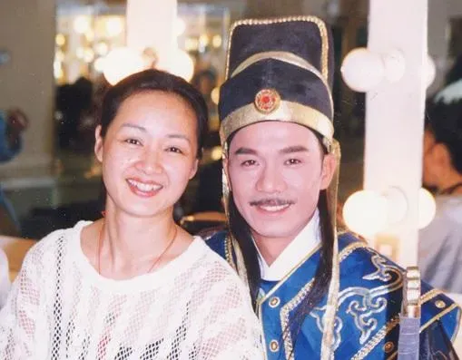 張振寰(右)1996年與女歌手鮑正芳再婚,但因張振寰家暴又酗酒,2人於2002年離婚。(圖/資料照)