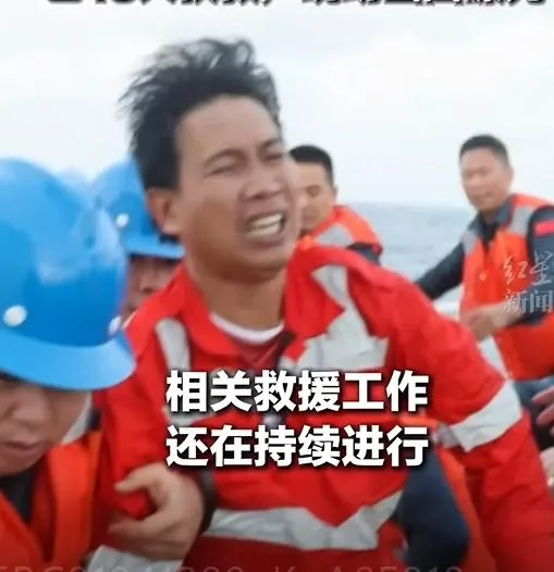 被救起的菲籍船員。（圖／翻攝新浪微博）