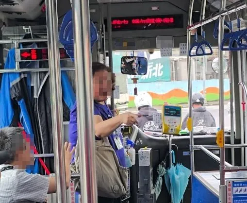 一名婦人搭乘公車後刷下車卡，卻質疑司機「過站不停」，引發雙方衝突。（圖／wjsscc._.830授權提供）