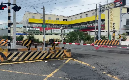 妻剛下車換手,48歲男癲癇發作暴衝猛撞平交道。(圖/中天新聞)