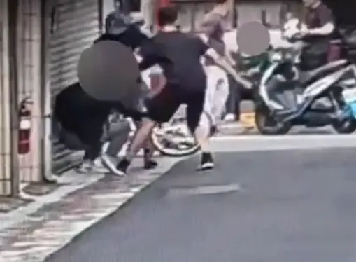 假檢警騙走醫師400萬元，貪心不足還想騙200萬，警方將計就計擒3名車手。（圖／警方提供）