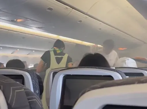 在上海飛往台北的航班中，有乘客在飛行過程中使用行動電源，行動電源過熱起火冒煙。（圖/Threads@716money 授權提供）