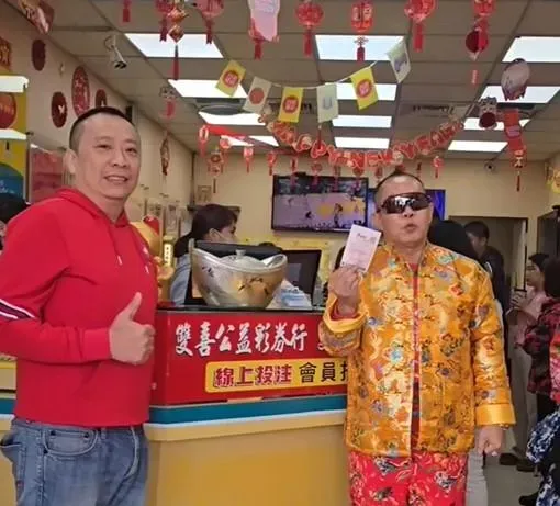 現場核對號碼，真的中了100萬加碼獎金，但扣掉稅金並與另名中獎人平分後只剩30多萬。（圖／翻攝自啟德機械起重工程-股公司臉書）