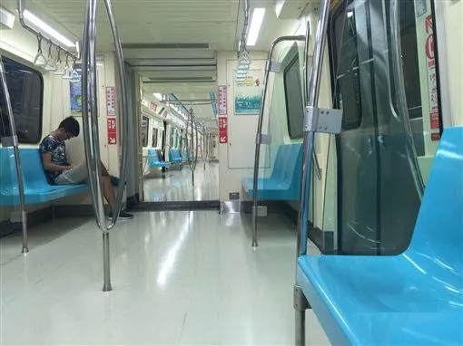 雙北公車及台北捷運將於2025年1月3日起同步開放手機電子支付APP「乘車碼」掃碼搭車，通勤族可使用悠遊付等五家電子支付方式，透過驗票機或閘門掃碼上下車。（示意資料圖／中天新聞）