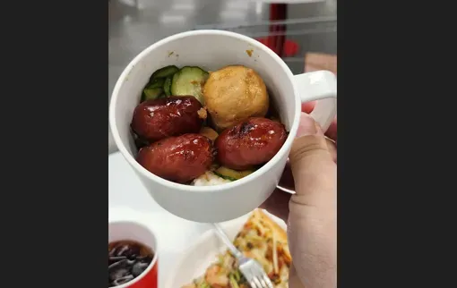 好市多滷肉飯盛裝容器從便當紙盒換成馬克杯。（圖／翻攝自臉書／Costco好市多 商品經驗老實說）