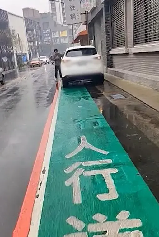 白色休旅車違停人行道。（圖／民眾授權提供）
