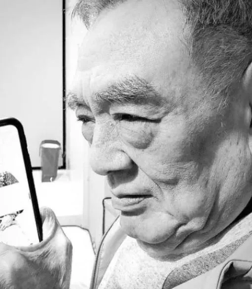 周遊第二任前夫張育安於27日清晨5點01分病逝,享壽83歲。(圖/翻攝自張志群IG)
