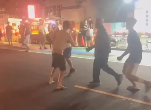3名地方人士在對質過程中發生口角，隨後演變成暴力衝突，在墾丁大街上演追逐戰，驚嚇到現場遊客。（圖/警方提供）