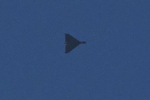 俄羅斯7日空襲烏克蘭基輔,一架無人機在空中飛行。 (圖/美聯社)