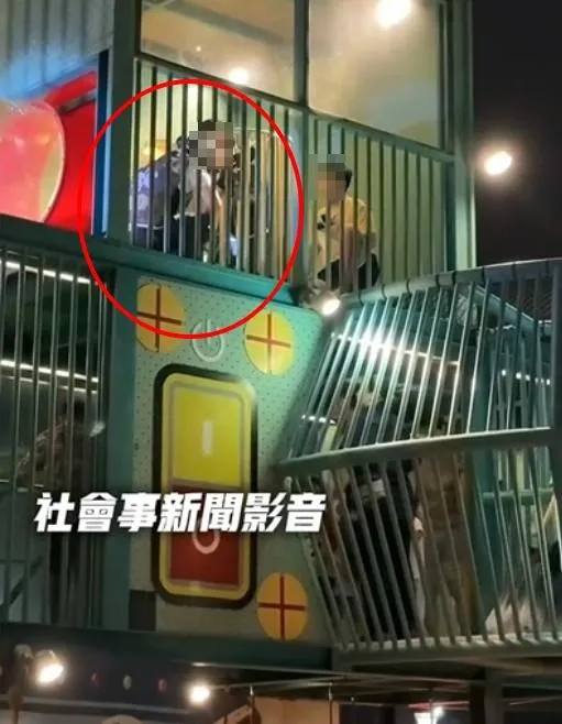 一名年約5歲男童遊玩時大腿被欄杆卡住，消防人員協助脫困。（圖／翻攝自社會事新聞影音）