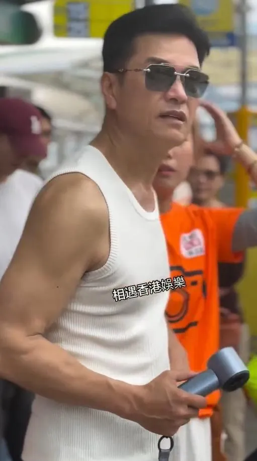 香港男星呂良偉近日現身馬拉松活動,超凍齡外貌掀討論。(圖/翻攝微博)