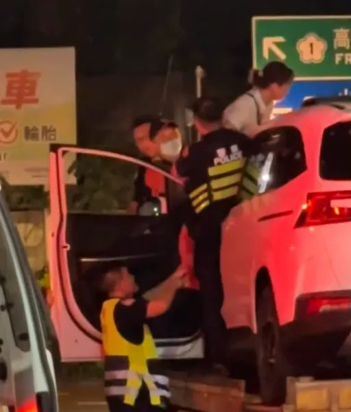 西螺服務區日前晚間發生一名女子情緒失控，爬上車頂，和現場警方發生拉扯。（圖/翻攝畫面）