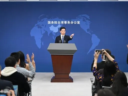 彭慶恩今天在例行記者會上。（圖／新華社）