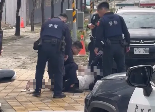 彰化男子持刀引發民眾恐慌，遭到警方制伏。（圖／Threads網友@zhen_wei0416）