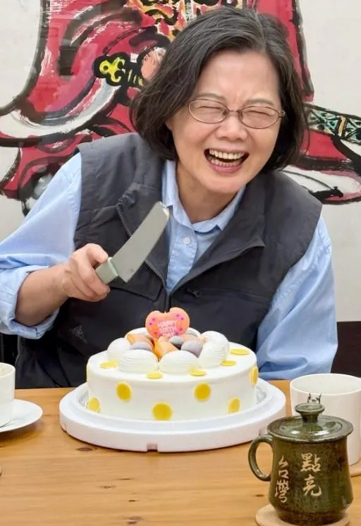 幕僚發布老闆蔡英文過70歲大壽,切生日蛋糕的照片。(圖/翻攝於Threads)