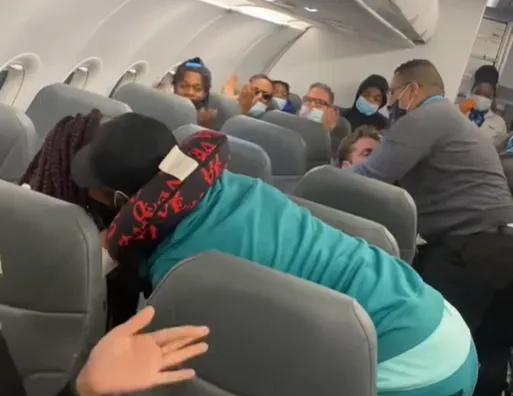 美國網友分享，自己搭飛機碰到綠衣男子求婚成功，同時空服員在制伏後方的奧客。（圖/翻攝自TikTok）
