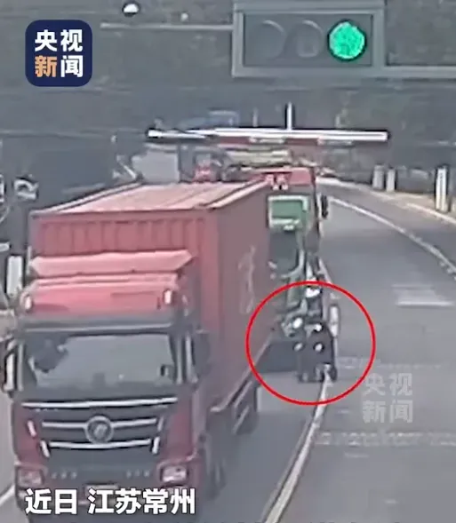 輪椅老人闖入車陣，行徑危險。（圖／翻攝微博@央視新聞）