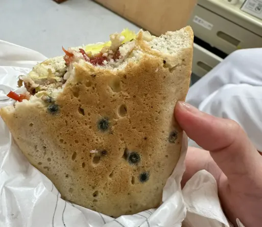 有民眾日前在外送平台點購新北市汐止區某咖啡店餐點，竟收到佈滿黑綠色霉斑的麵包。（圖／翻攝自Dcard）