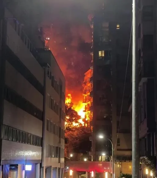 現場火光沖天，消防員持續灌救中。（圖／翻攝畫面）