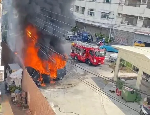 廂型車起火燃燒，火勢猛烈。（圖／翻攝畫面）