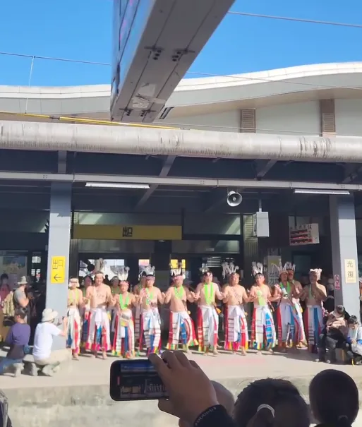 馬太鞍部落族人在車站表演傳統歌謠道謝。（圖／threads網友wu_pongo授權提供）