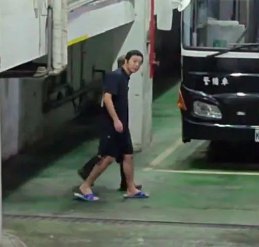 黃梓翔還押看守所上囚車。（圖／中天新聞）