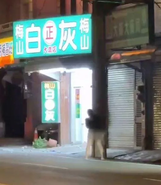 檳榔攤店員不可置信地看著親戚失控開車衝撞的這一幕。（圖／翻攝neo_fule的Threads）