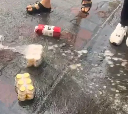貨車運送的牛奶和多多被撞毀,牛奶直接「噴射」了出來。(圖/翻攝畫面)