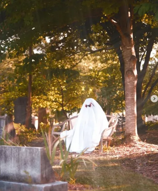 T-Hood7月為宣傳新歌〈Grave Diggerz〉，特地前往墓園拍攝影片。（圖／翻攝自T-Hood IG）