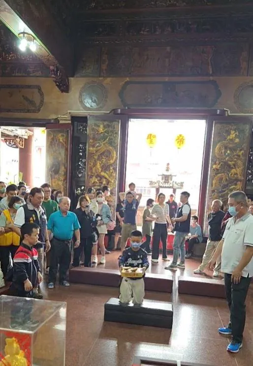 忠孝國小男童林品翰拿下鳳山文衡殿2兩4錢「金關帝」。（圖／翻攝自鳳山文衡殿臉書）