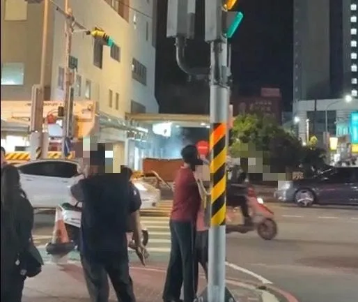 事發後現場民眾有人被嚇哭，緊擁發抖。（圖／記者爆料網）