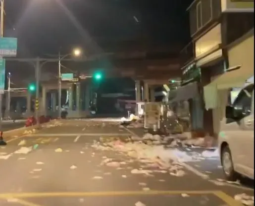 煙火活動結束後,現場街道留下大量垃圾,彷彿世界末日。(圖/翻攝自臉書社團「●【爆料公社二社】●」)