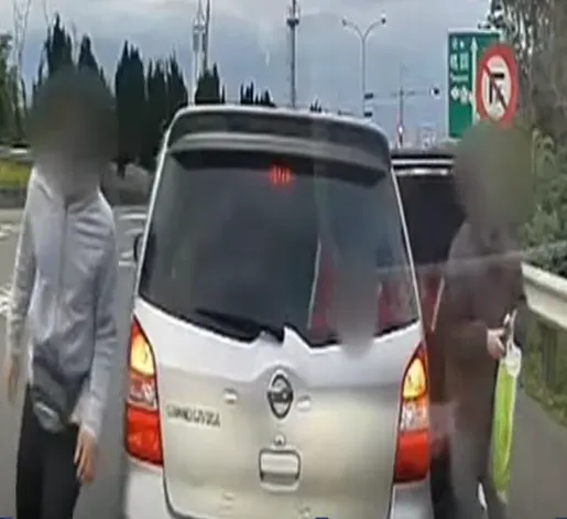 一輛車見國道高乘載管制車上8人竟棄車落跑。（圖／翻攝自社會事新聞影音）