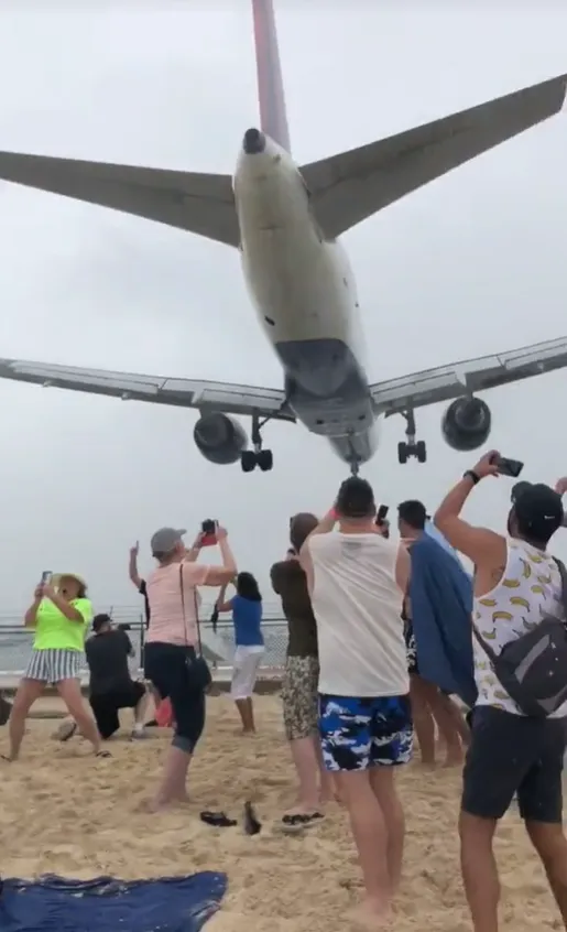 加勒比海荷屬聖馬丁島的瑪侯海灘因為能近距離看到飛機起降，吸引許多遊客前往拍照打卡。（資料照／翻攝自Tiktok@kimdanger1）