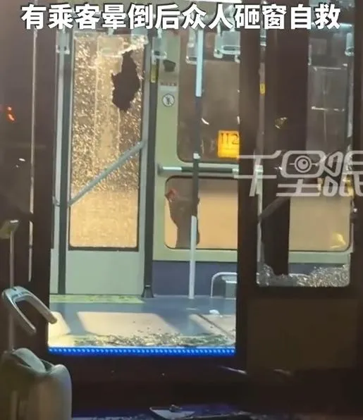 現場照片顯示,接駁車內滿地玻璃碎片。(圖/翻攝新浪微博)