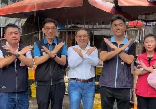 新北市長侯友宜偕同國民黨基隆市立委林沛祥到市場掃街爭取反罷免支持。（翻攝自林沛祥臉書直播）