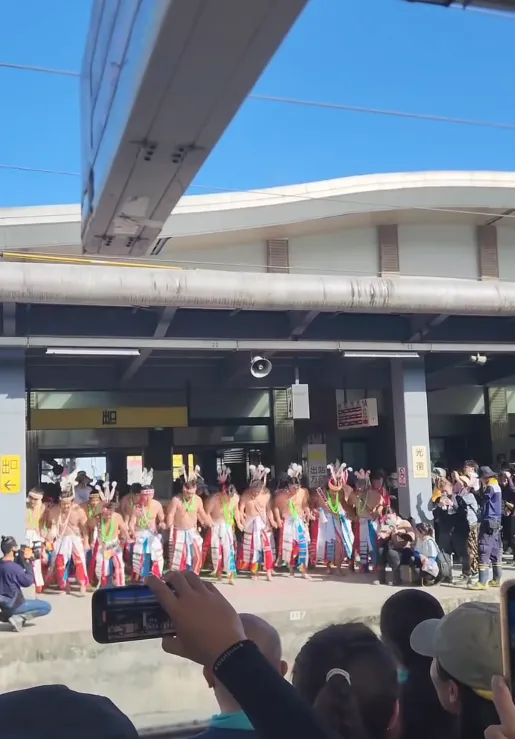 馬太鞍部落族人在車站表演傳統歌謠道謝。（圖／threads網友wu_pongo授權提供）