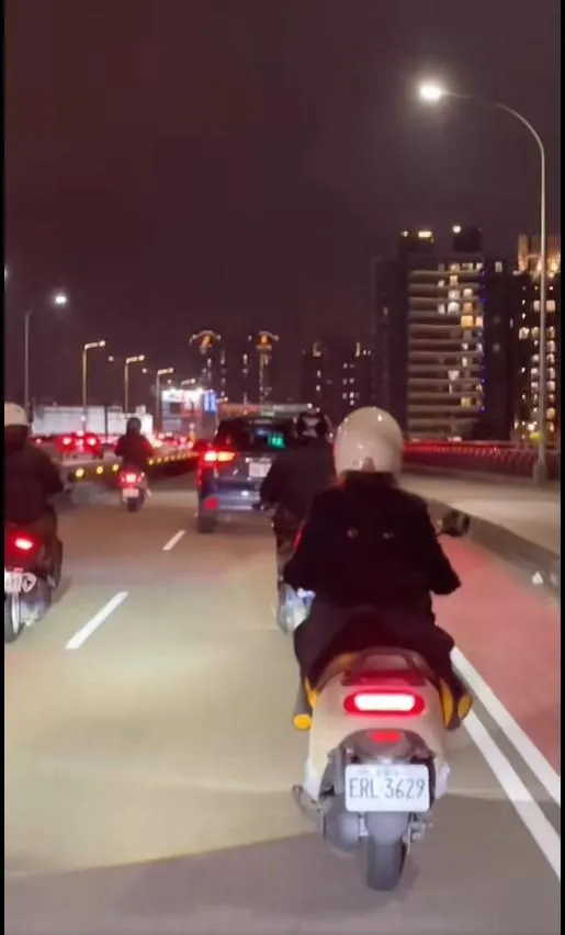 民眾在「新竹爆料公社」PO出警車駛入機車道的影片。（圖／翻攝自臉書新竹爆料公社）