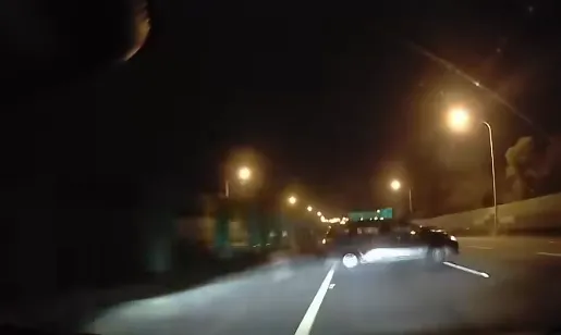 自小客車在國道鬼切撞到車後，甚至一度在車道上漂移隨後揚長而去。（圖／翻攝自新竹爆料公社）