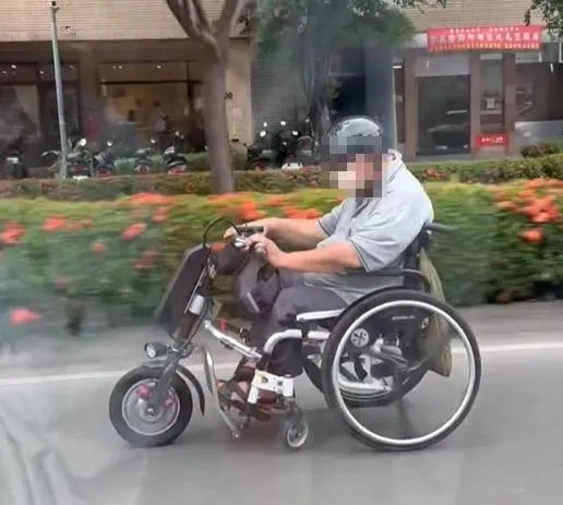 高雄一名戴著安全帽的老年男子騎乘電動輪椅，不僅行駛在快車道上，還橫越兩條大馬路，危險行為引發用路人關切。（圖／smallsmall0719 threads授權提供）