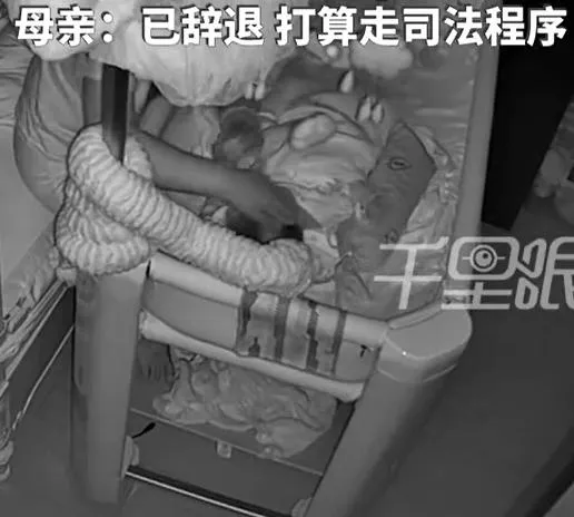 根據監控顯示,這名阿姨把寶寶的頭硬扭過去。(圖/翻攝新浪微博)