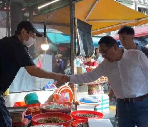 新北市長侯友宜偕同國民黨基隆市立委林沛祥到市場掃街爭取反罷免支持。（翻攝自林沛祥臉書直播）