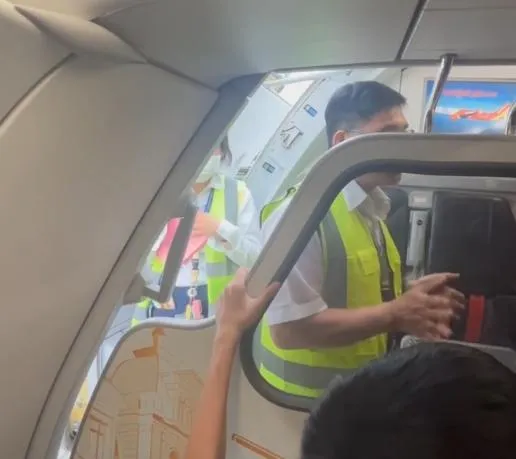 泰越捷航空一架VZ567航班13日下午在台中機場進行緊急降落，該班機原本從大阪飛往桃園，期間曾進行三次迫降未果，最後勉強在台中機場降落。（圖／翻攝畫面）