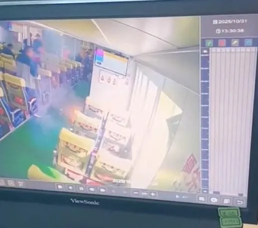 澎湖交通船昨日發生乘客行動電源爆炸起火意外,船艙出現火光還有大量濃煙,所幸未釀成傷亡。(圖/澎湖公共車船管理處提供)