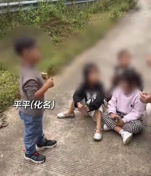 經工作人員指導,平平與附近幼兒園小朋友能一起正常玩耍交流。(圖/翻攝《央視新聞》)