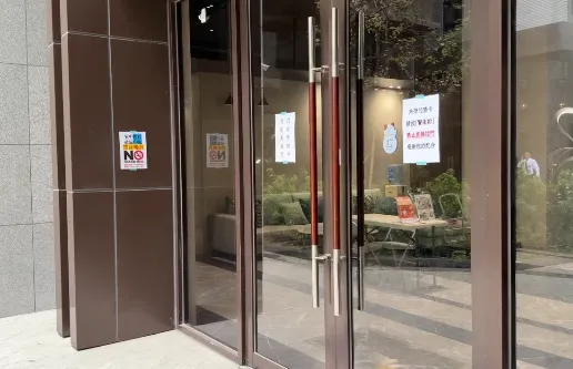藝人海產（劉威廷）位於台中的新家驚傳遭物業公司夜班保全持備用磁扣闖入。（圖／中天新聞）