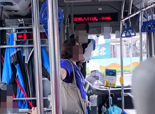 婦人刷卡下車時，司機表示對方未按下車鈴。（圖／wjsscc._.830授權提供）
