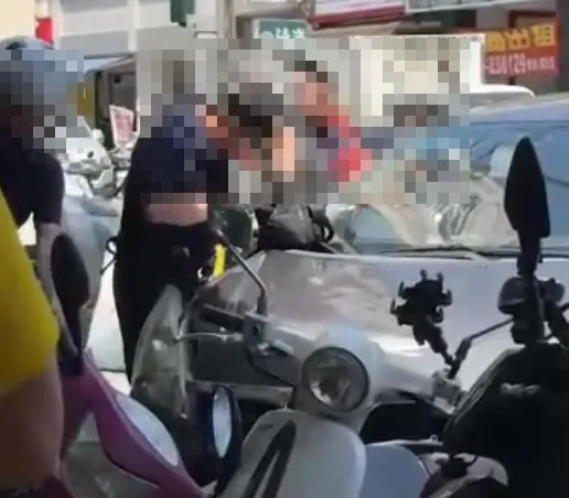 今（17）日上午11點08分，1名71年次劉男因吸食依託咪酯，於彰化市大埔路統一超商前毒駕失控撞毀3部機車。（圖／警方提供）